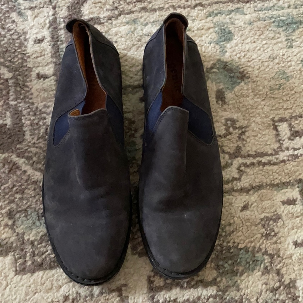 Navy gentle souls by Kenneth Cole
